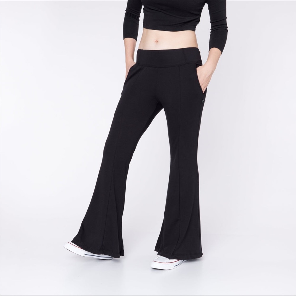 🇨🇦 Kindred by Little and Lively women’s flare pants
NWOT